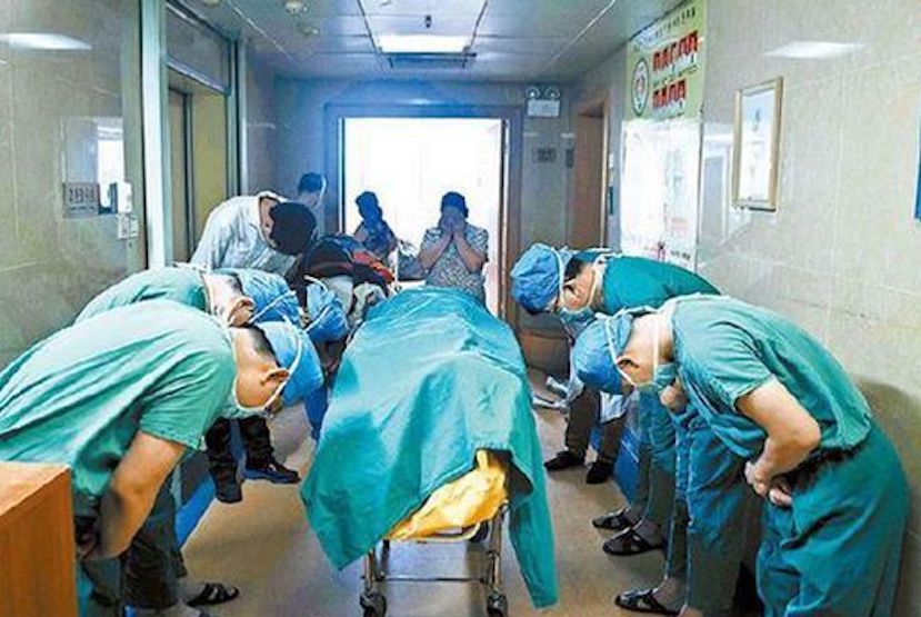 Doctors bowed to the 11-year-old child, ‘people cried when they learned the reason why’!
